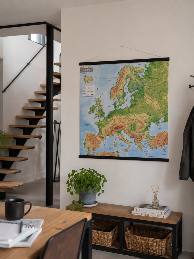 Mat gelamineerde natuurkundige Europa kaart 1792 in huiskamer