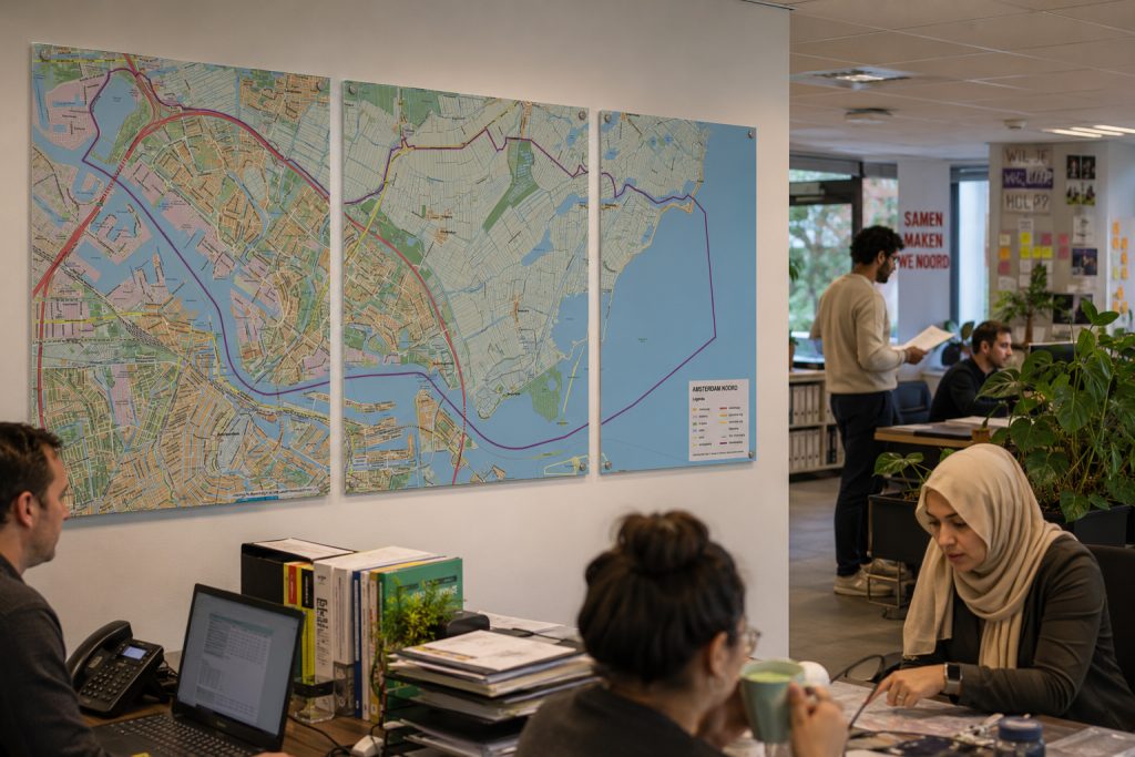 Dibond aluminiumkaart Amsterdam stadsdelen 2061 meerdere panelen in kantoor