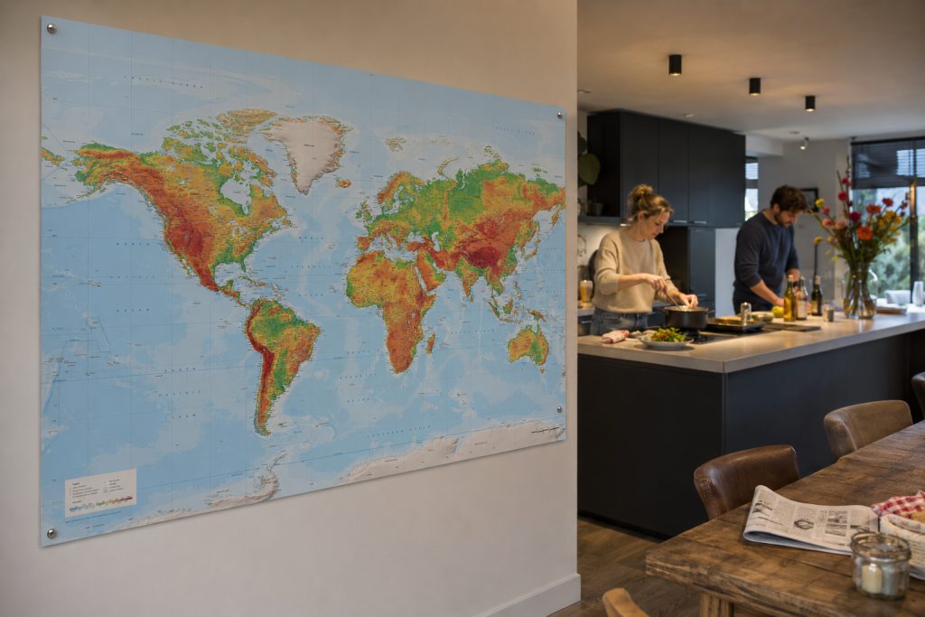 Dibond wereldkaart 1779 in keuken