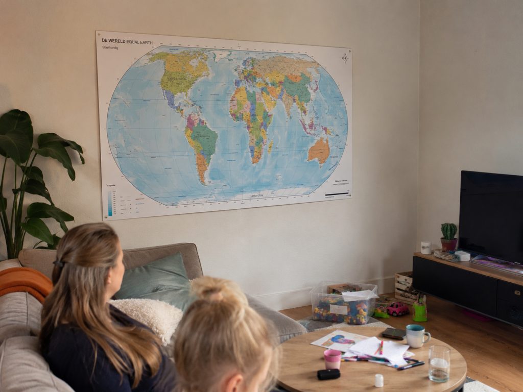 Equal Earth Wereldkaart staatkundig 1858 op gesatineerd papier in woonkamer