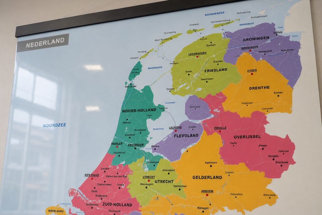 Glans gelamineerde staatkundige Nederlandkaart 462