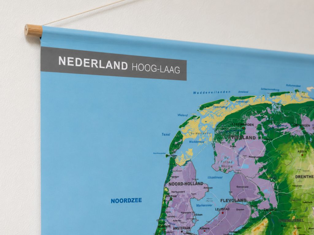 Close up van Nedertlandse hoogte kaart 1826 op vrachtwagenzeil met stokken