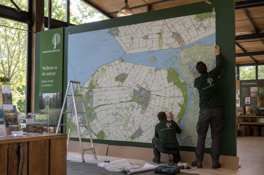 Topkaart op wand aangebracht bij staatsbosbeheer